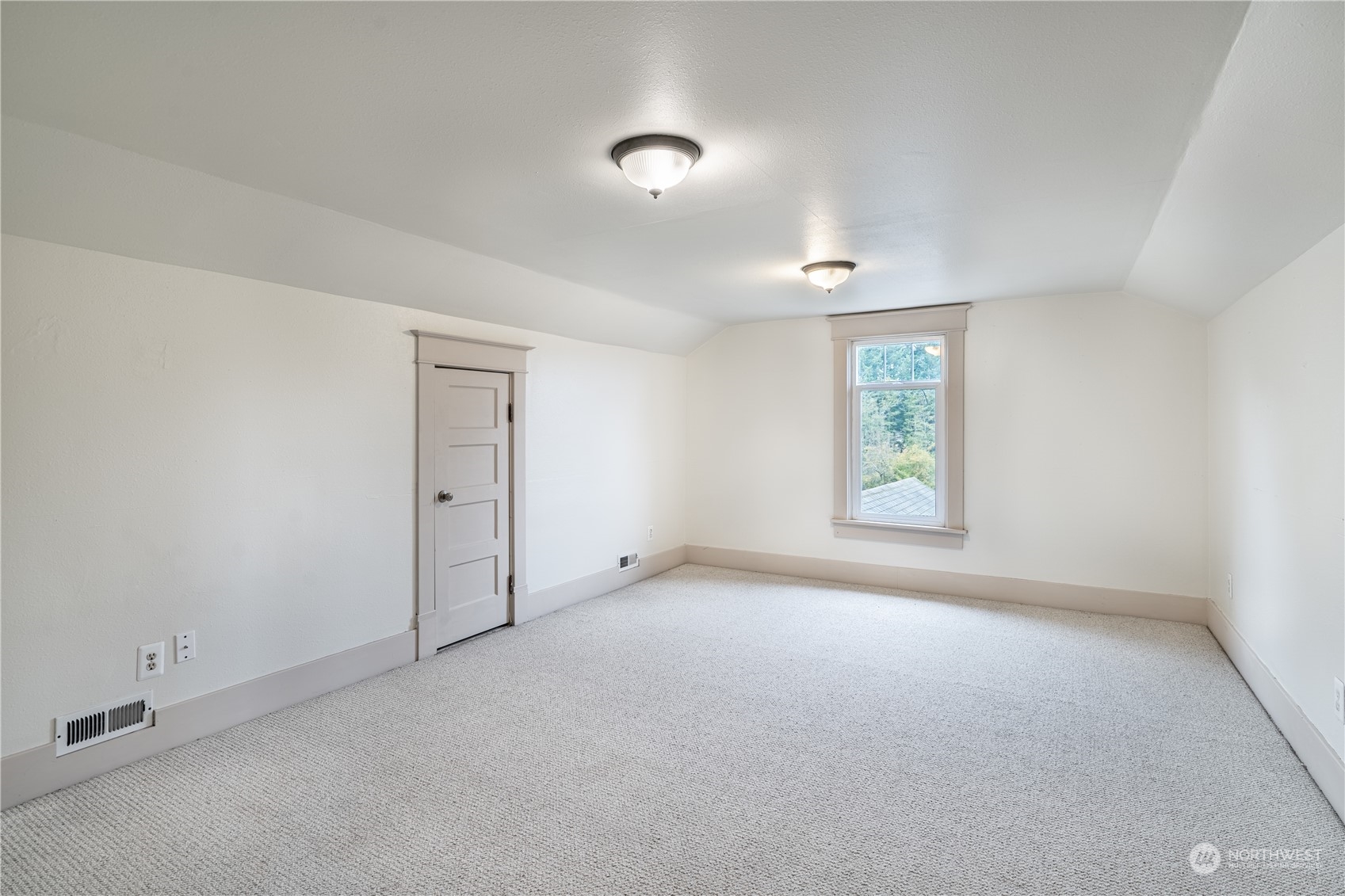 1049 Rush Road Chehalis, WA 98532 - Photo 30 of 40 an empty room with windows and closet