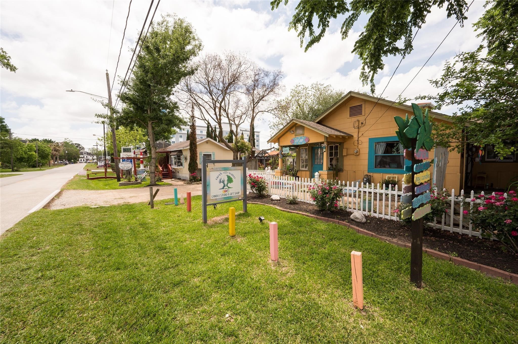 507 8th Street Kemah, TX 77565 - Photo 27 of 50 a view of a house with swimming pool and a yard