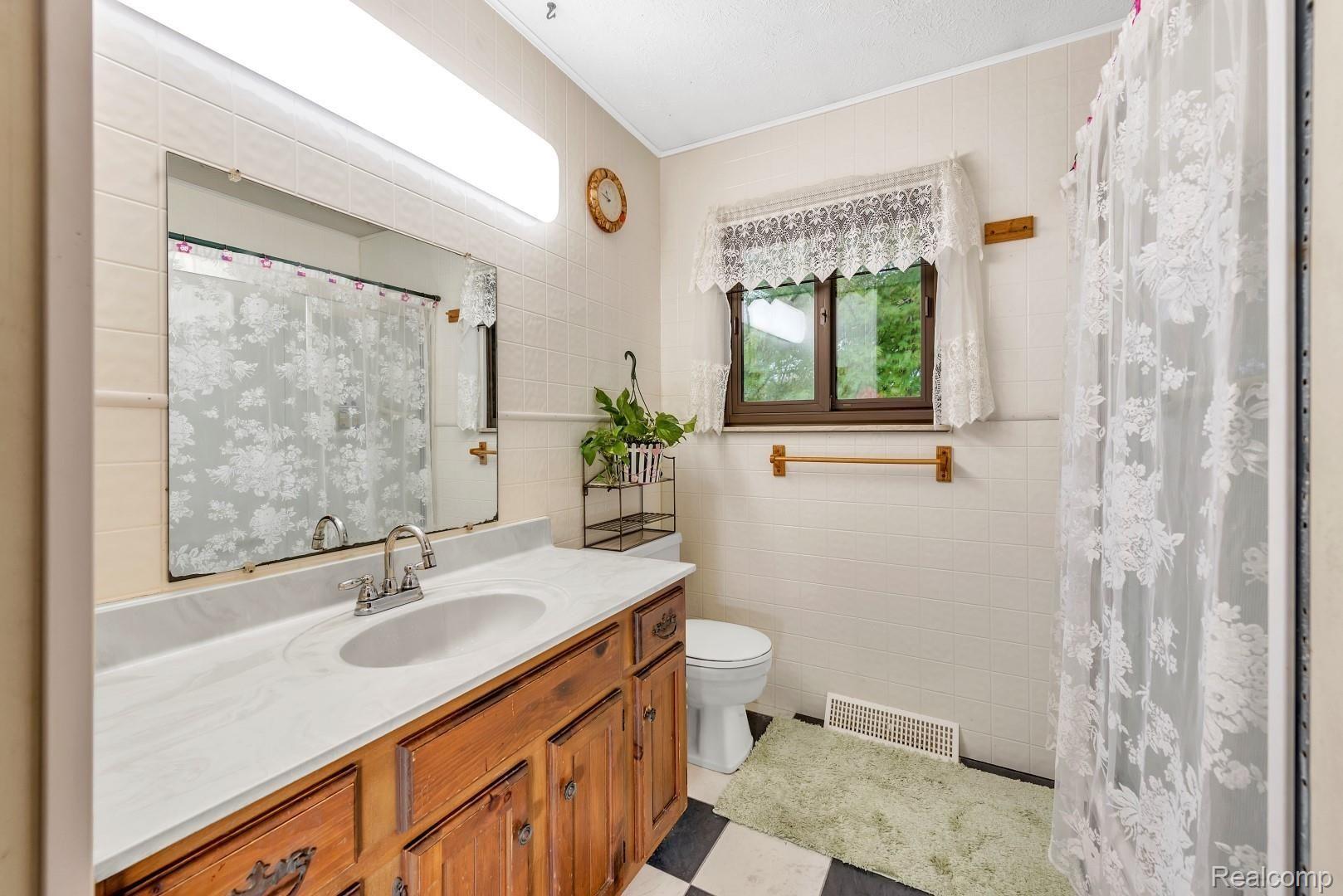 341 Fowlerville Road Fowlerville, MI 48836 - Photo 18 of 47 Full bath in hall with access to master