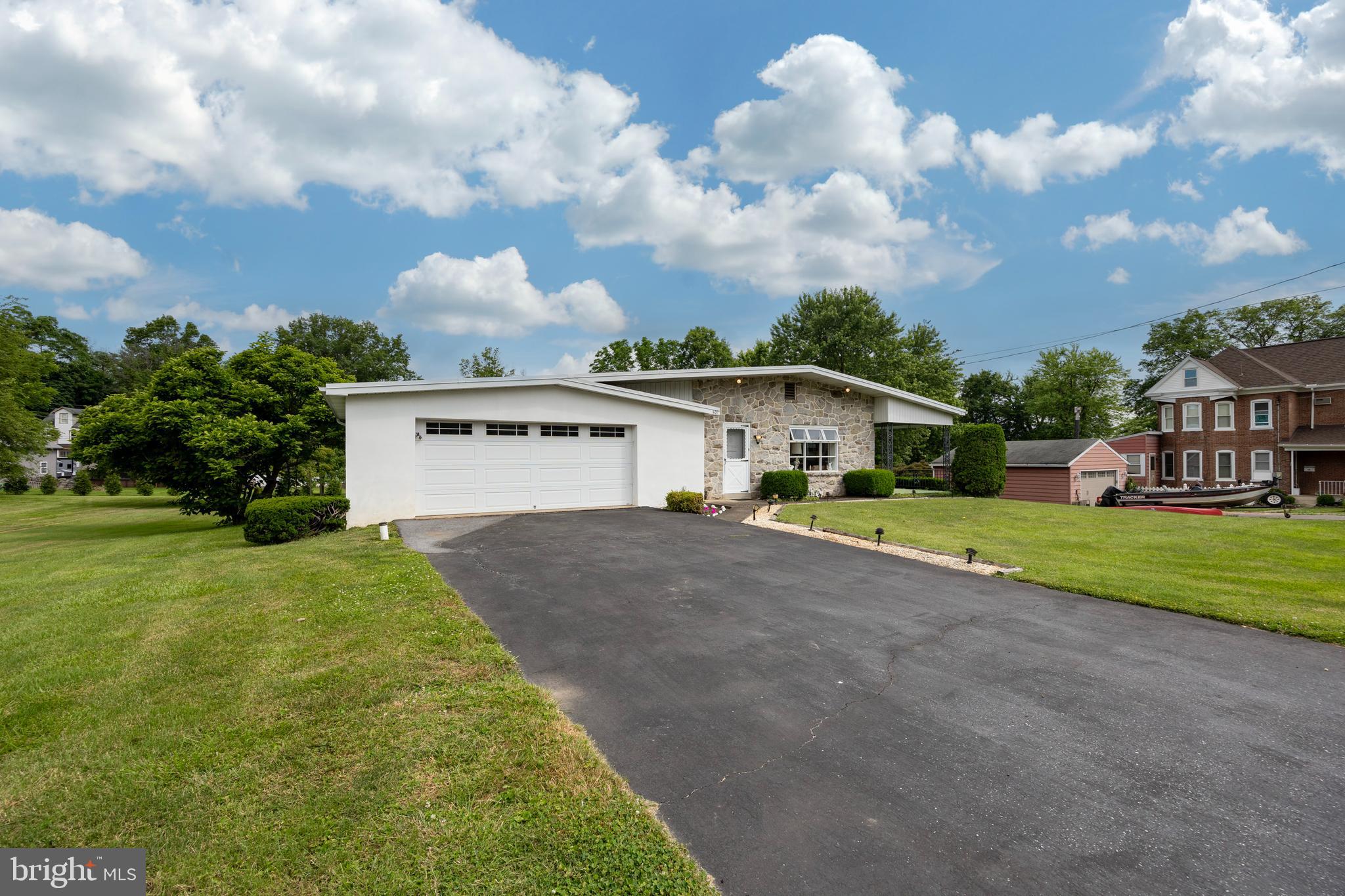 601 New Street Spring City, PA 19475 - Photo 3 of 32