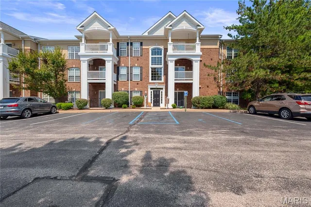 $299,900 | 13101 Mill Crossing Court, Unit 300, St. Louis, MO 63141