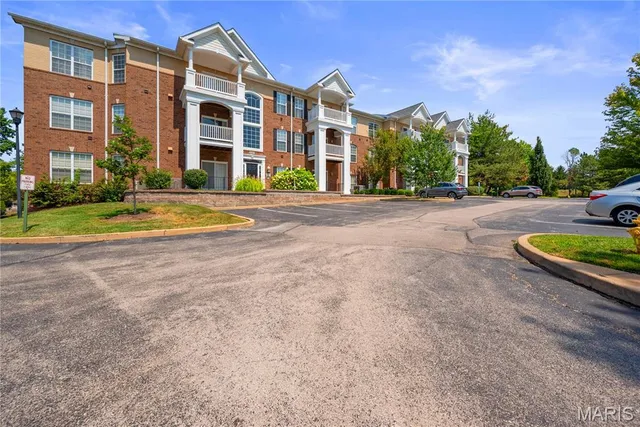 $299,900 | 13101 Mill Crossing Court, Unit 300, St. Louis, MO 63141