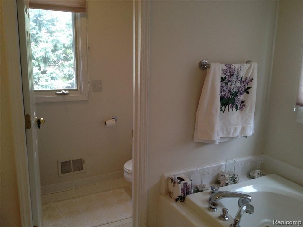 943 Dakota Court Rochester, MI 48307 - Photo 16 of 24 MASTER BATHROOM 2.JPG