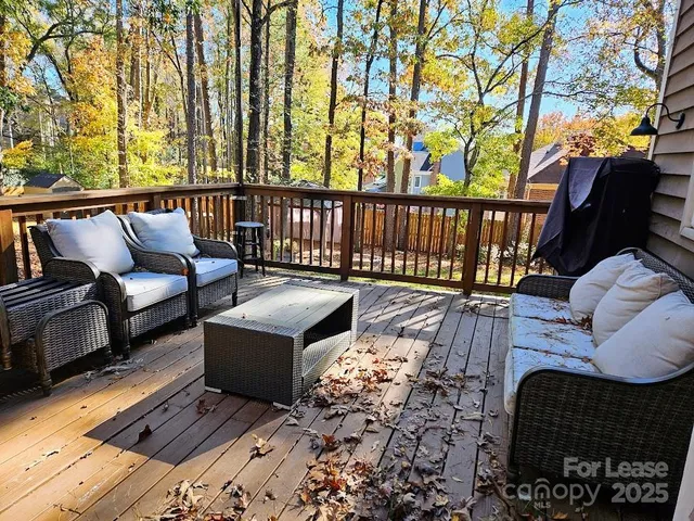 a view of yard with trees