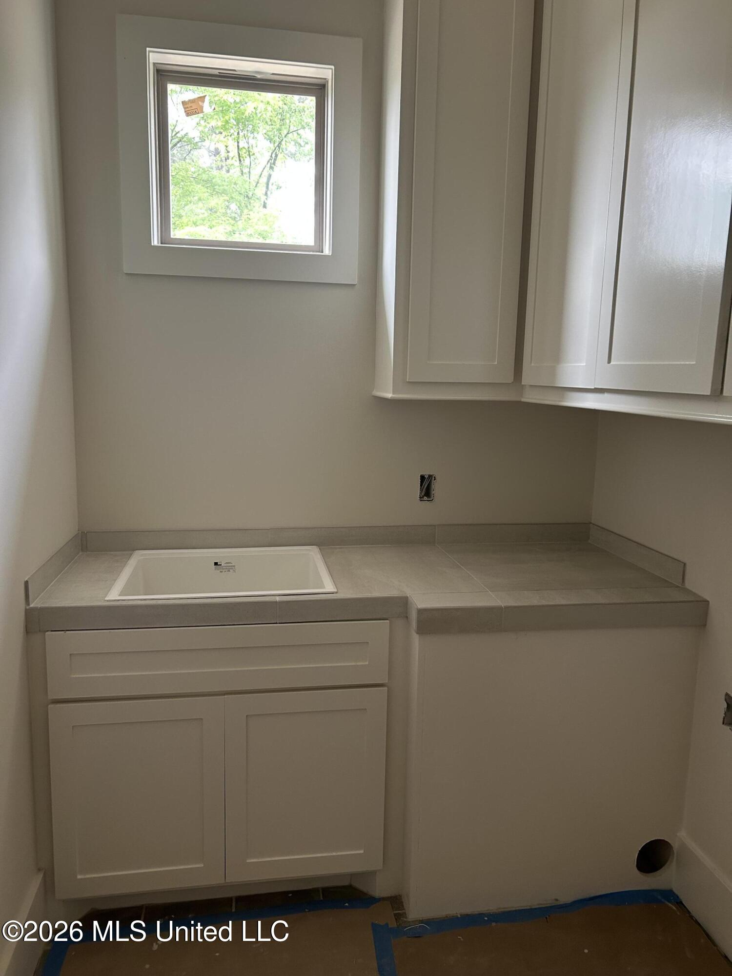 392 Wellstone Place Madison, MS 39110 - Photo 11 of 13 Laundry Room with Sink