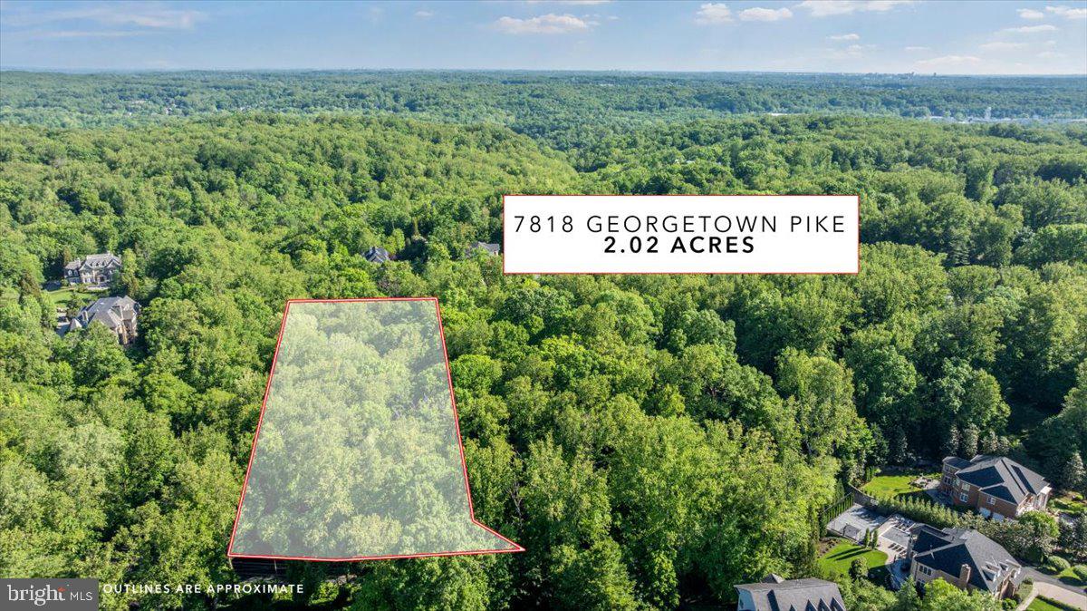 7818 Georgetown Pike McLean, VA 22102 - Photo 4 of 25 a view of a yard with a street sign and a garden