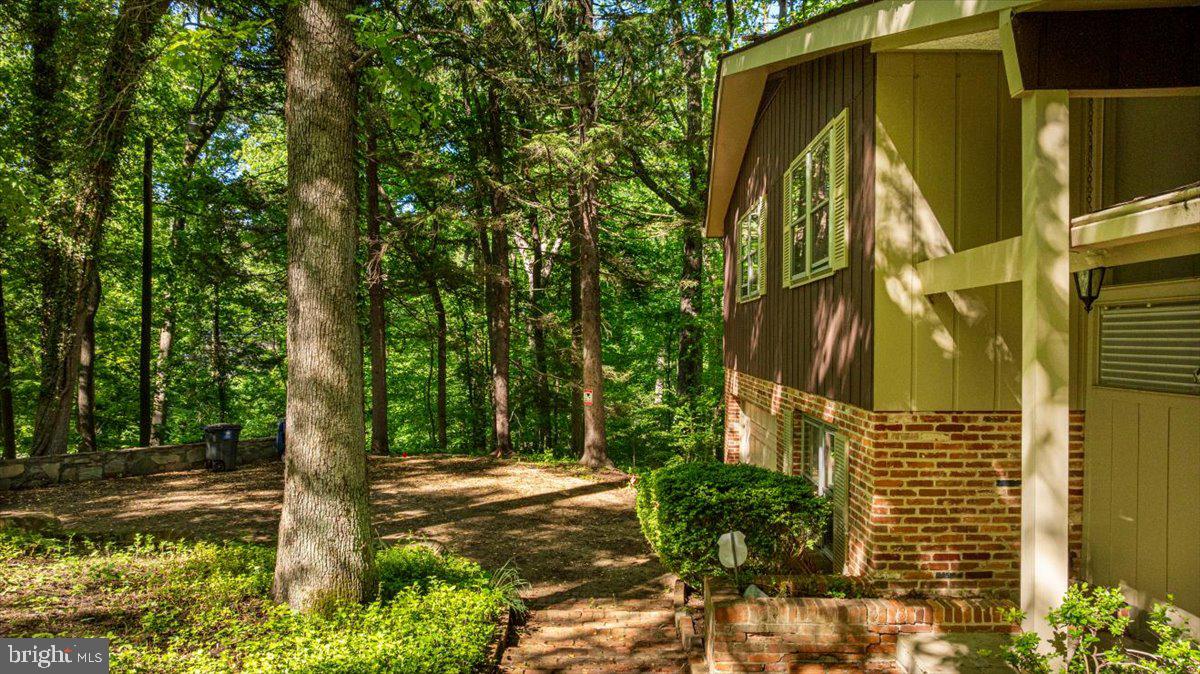 7818 Georgetown Pike McLean, VA 22102 - Photo 8 of 25 a backyard of a house