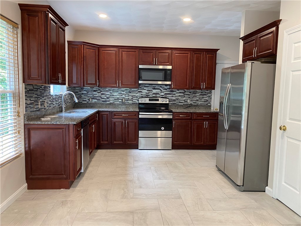 58 Ashbrook Drive Cranston, RI 02921 - Photo 6 of 28