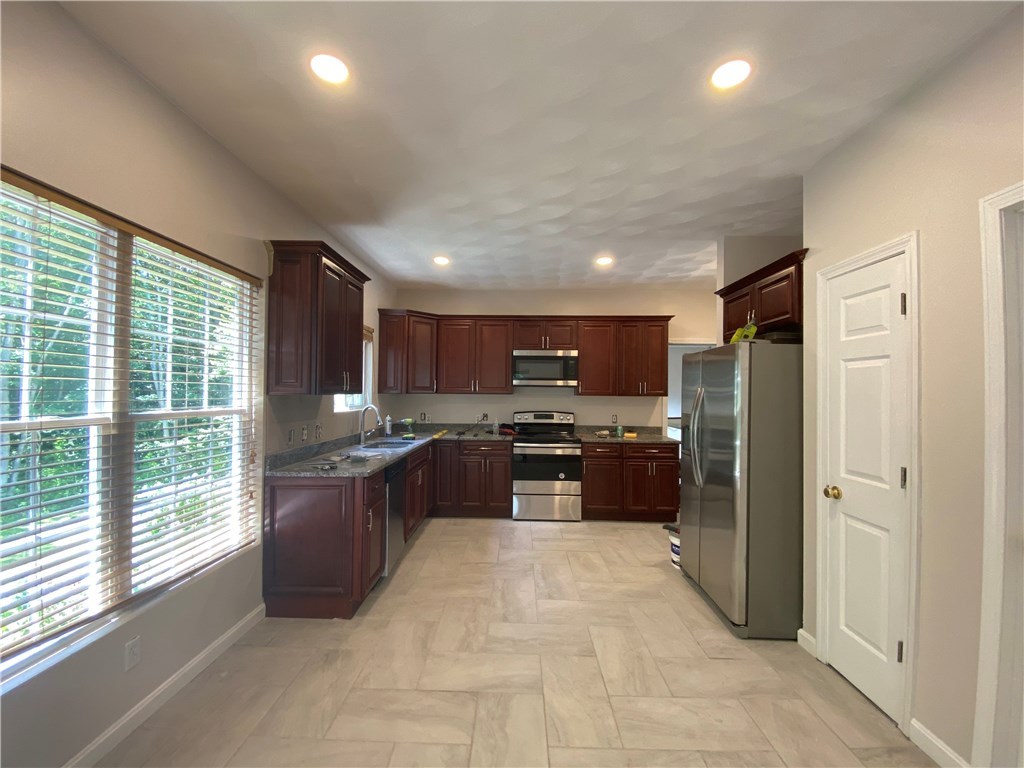 58 Ashbrook Drive Cranston, RI 02921 - Photo 7 of 28