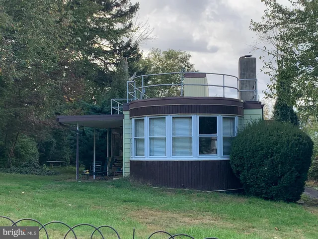 a view of house with a yard