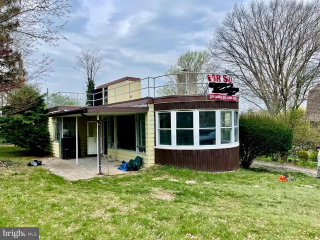 a view of a house with a yard and plants
