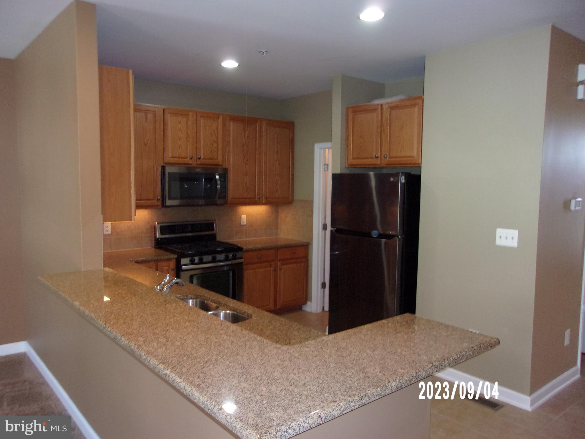 11607 Leesborough Circle Silver Spring, MD 20902 - Photo 15 of 29 Breakfast Bar