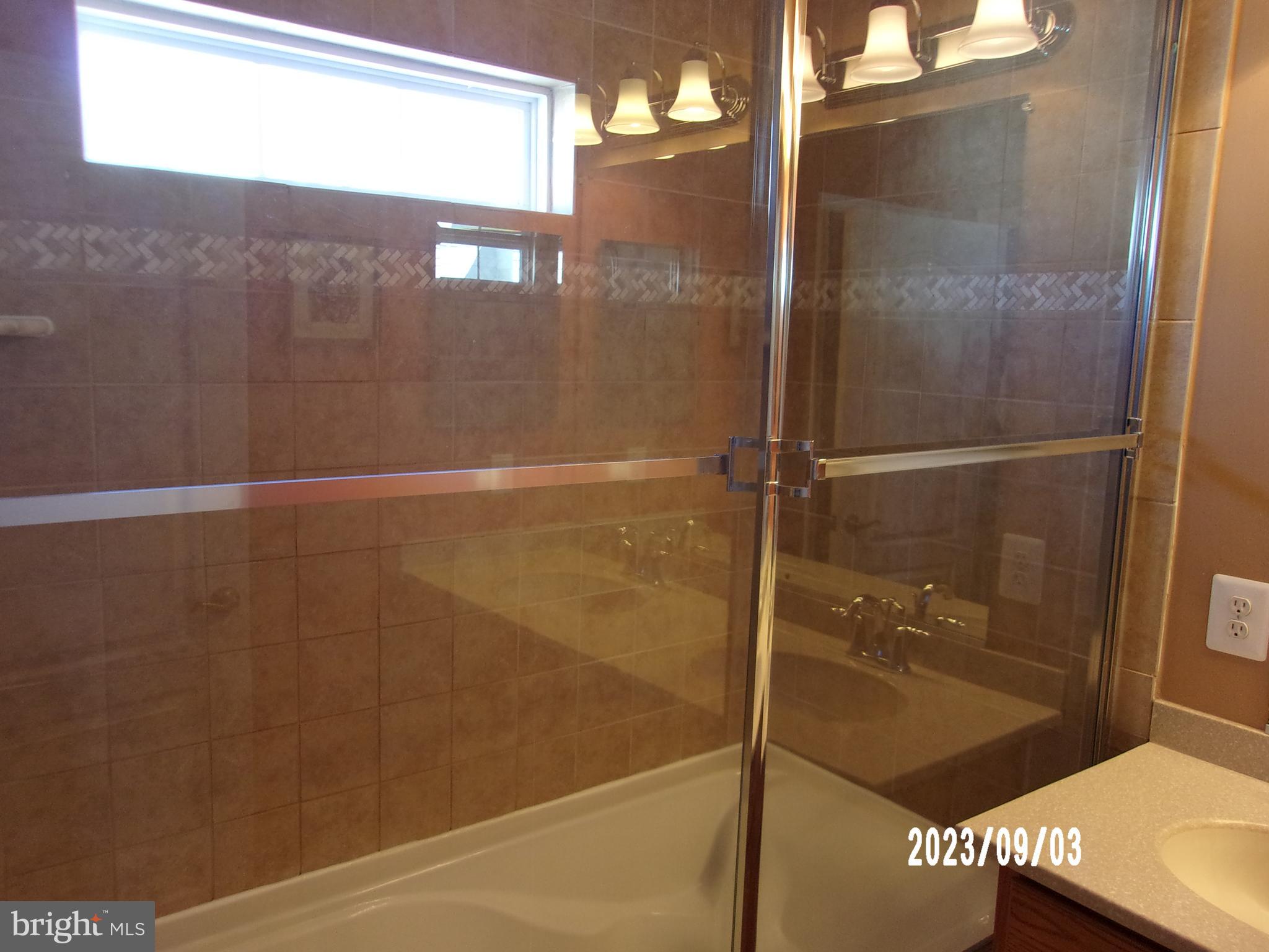 11607 Leesborough Circle Silver Spring, MD 20902 - Photo 22 of 29 Master Bath Tub