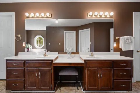 a table and chairs sitting in the middle of a park