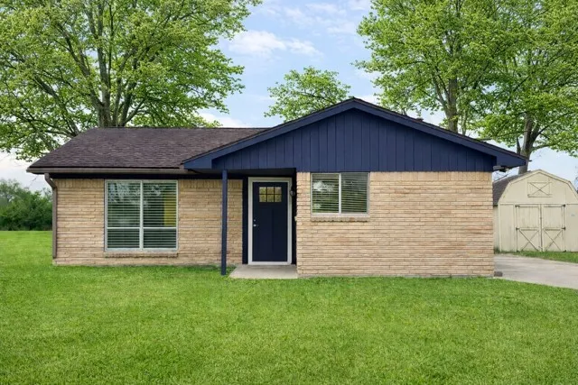 $1,800 | 208 Sunset Heights Avenue, Dayton, TX 77535