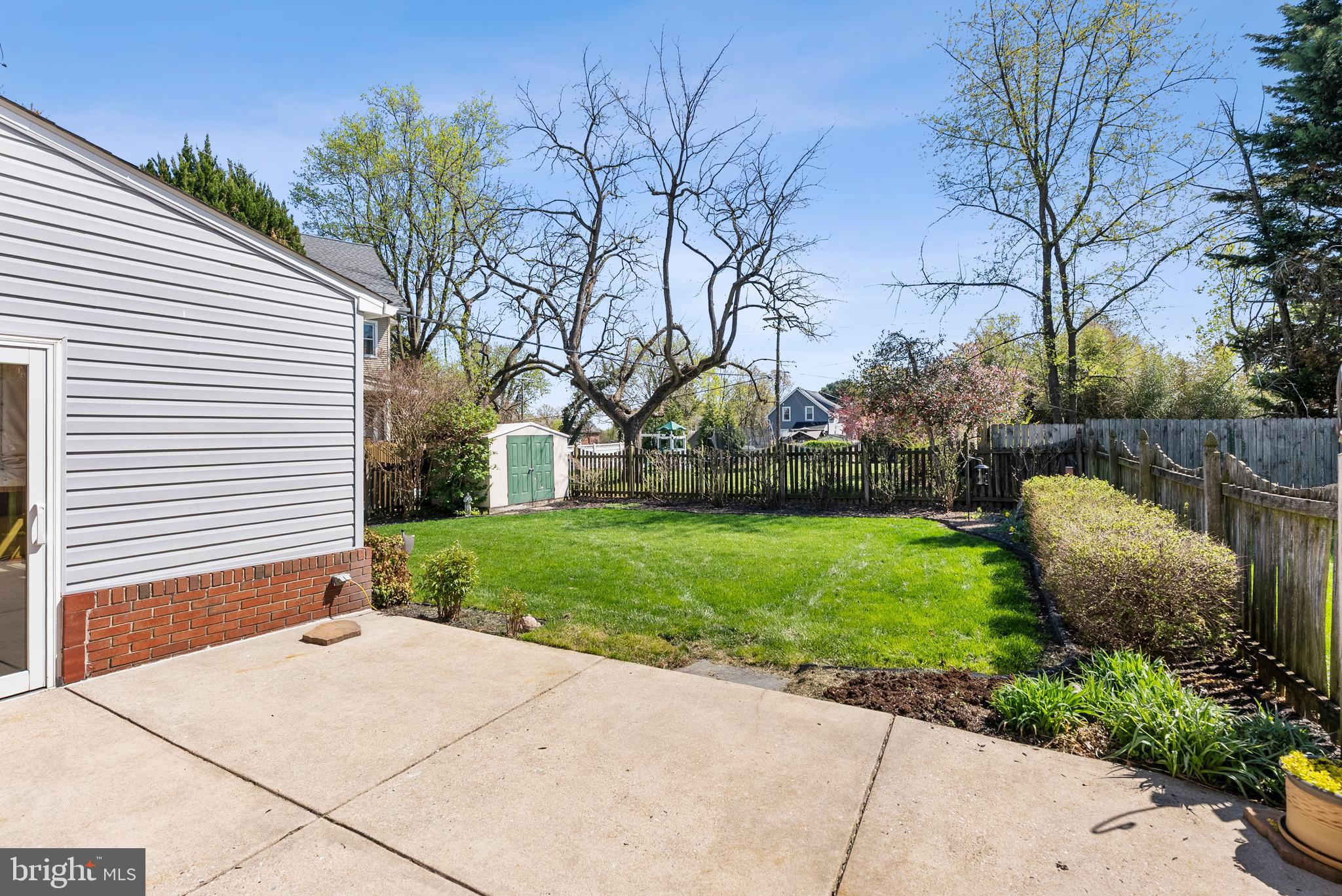 907 Arran Road Baltimore, MD 21239 - Photo 32 of 41 a front view of a house with garden
