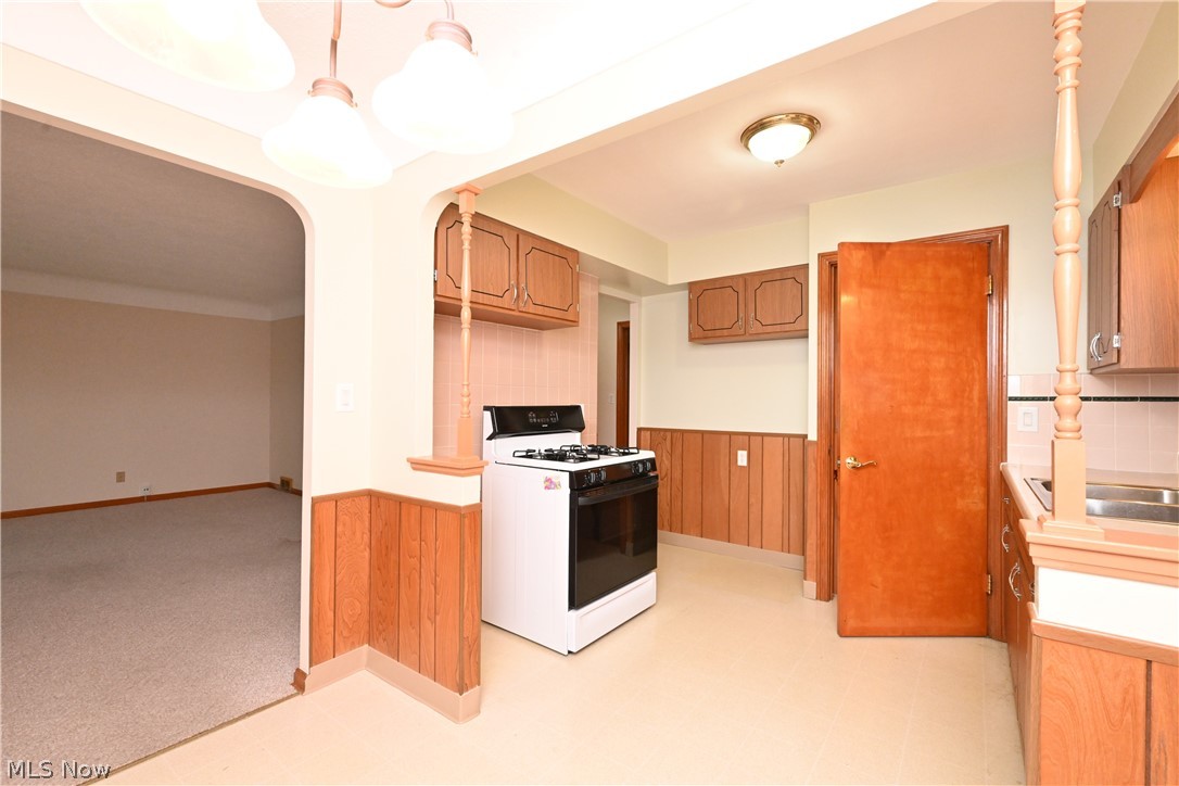 6210 Ridgewood Avenue Cleveland, OH 44129 - Photo 7 of 30