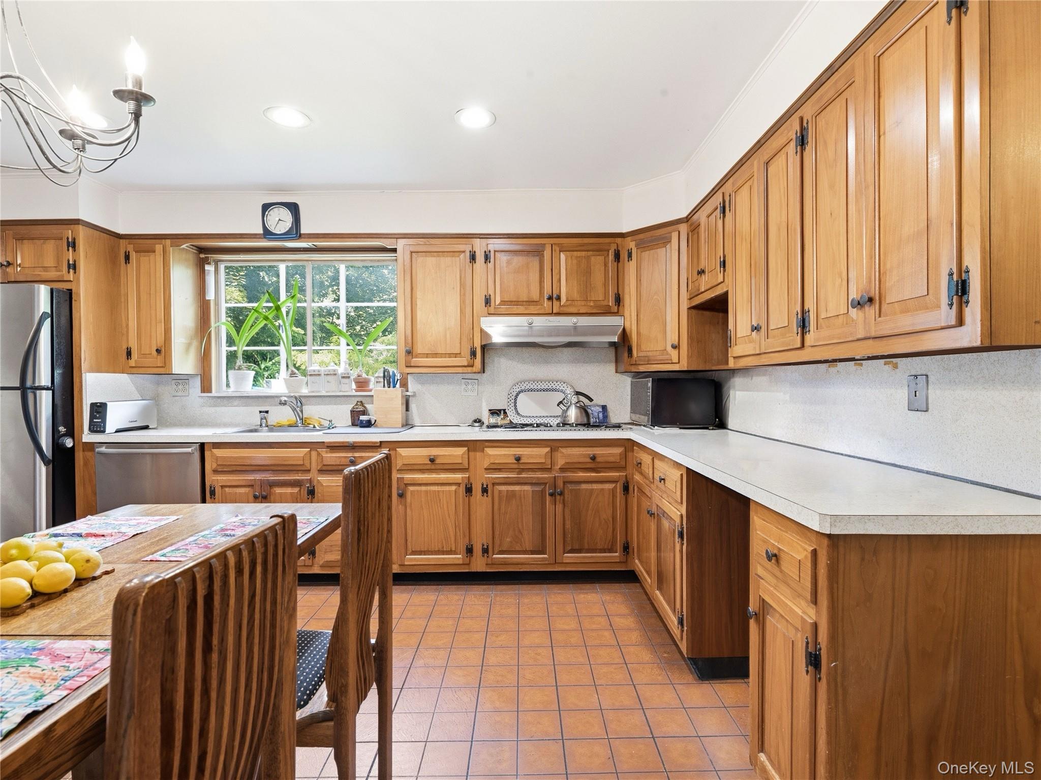 89 Bayview Avenue Great Neck, NY 11021 - Photo 7 of 38 Eat-in kitchen