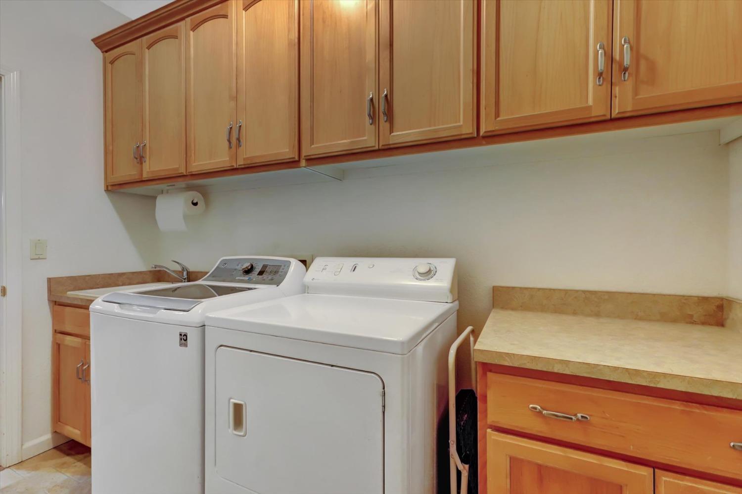 17036 Alice Way Grass Valley, CA 95949 - Photo 22 of 58 a utility room with dryer and washer