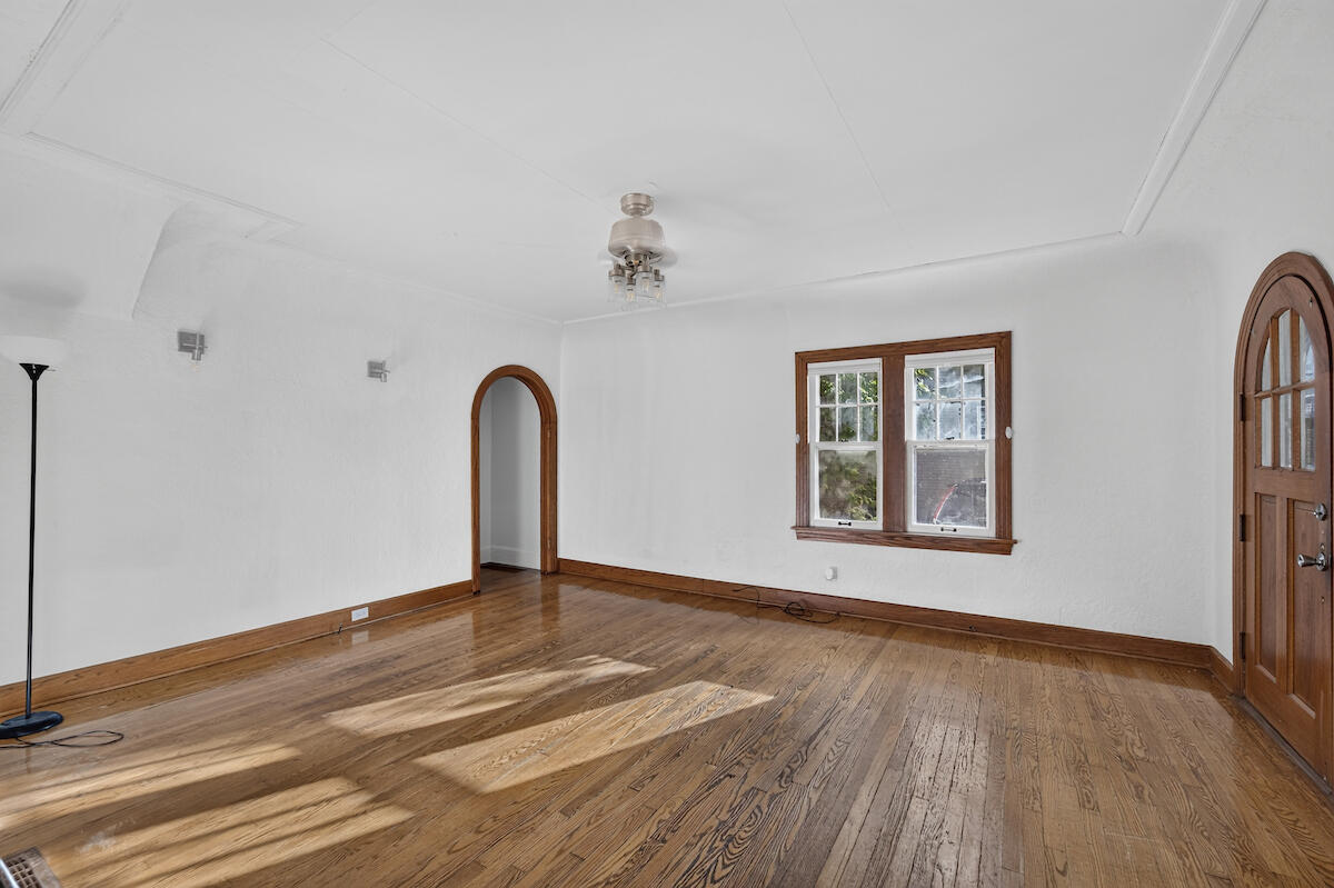1510 Augusta Street Racine, WI 53402 - Photo 4 of 21 Living Room