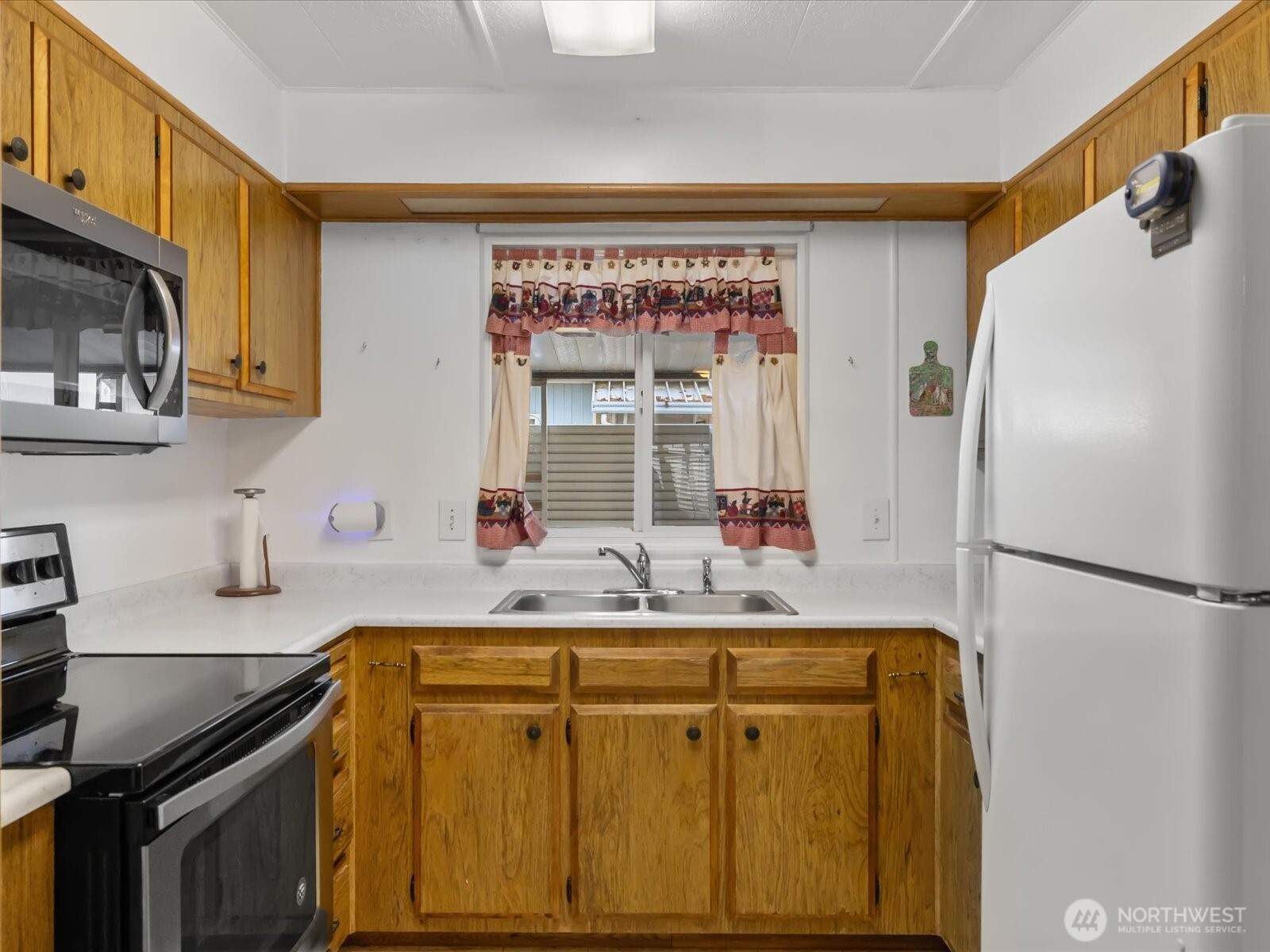 1415 84th Street Southeast, Unit 139 Everett, WA 98208 - Photo 20 of 40 a kitchen with a sink a refrigerator and a stove