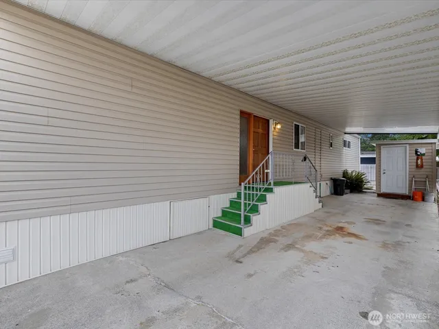 a view of a backyard