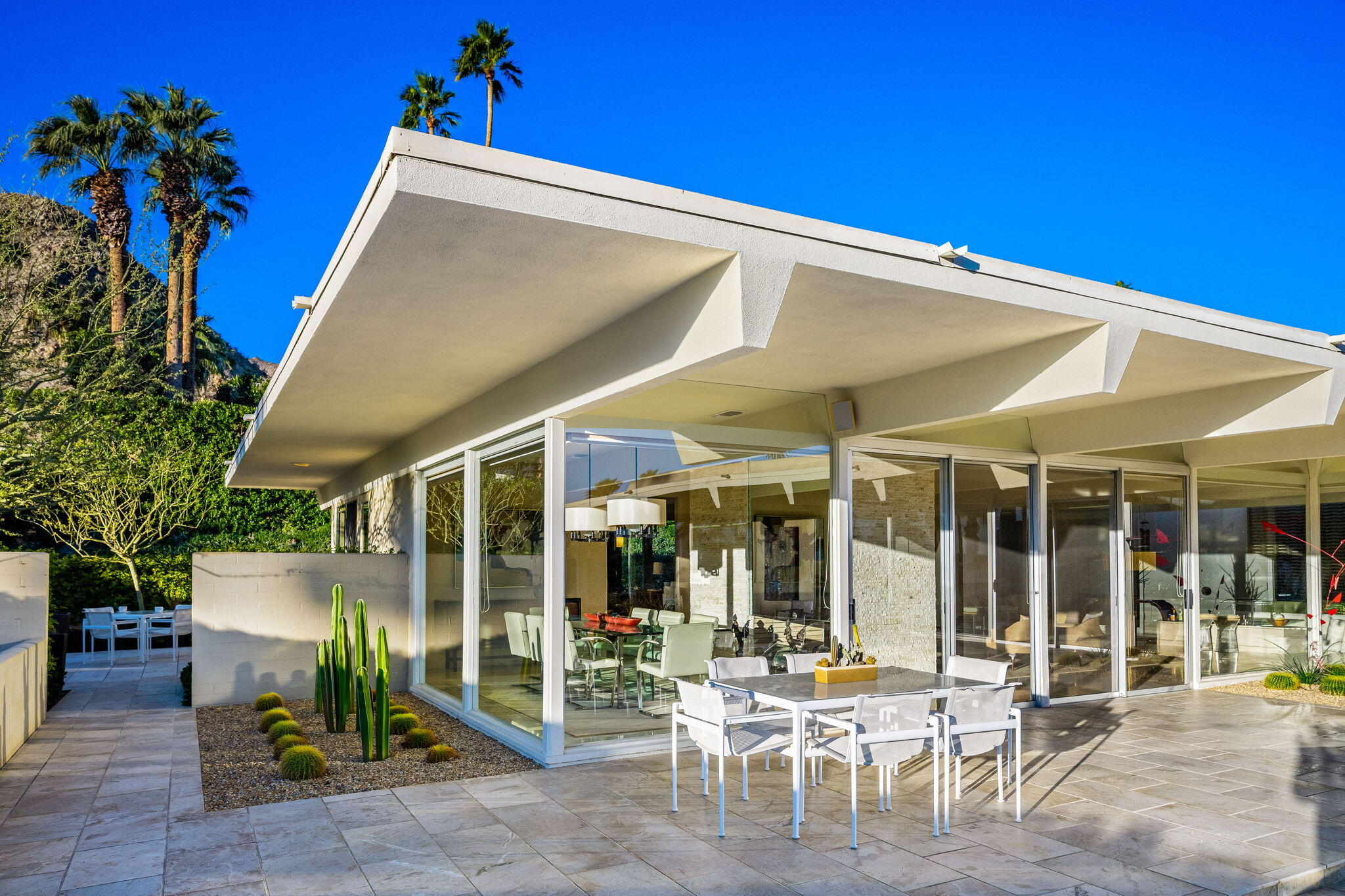 40780 Thunderbird Road Rancho Mirage, CA 92270 - Photo 23 of 29 a view of a patio with table and chairs and potted plants