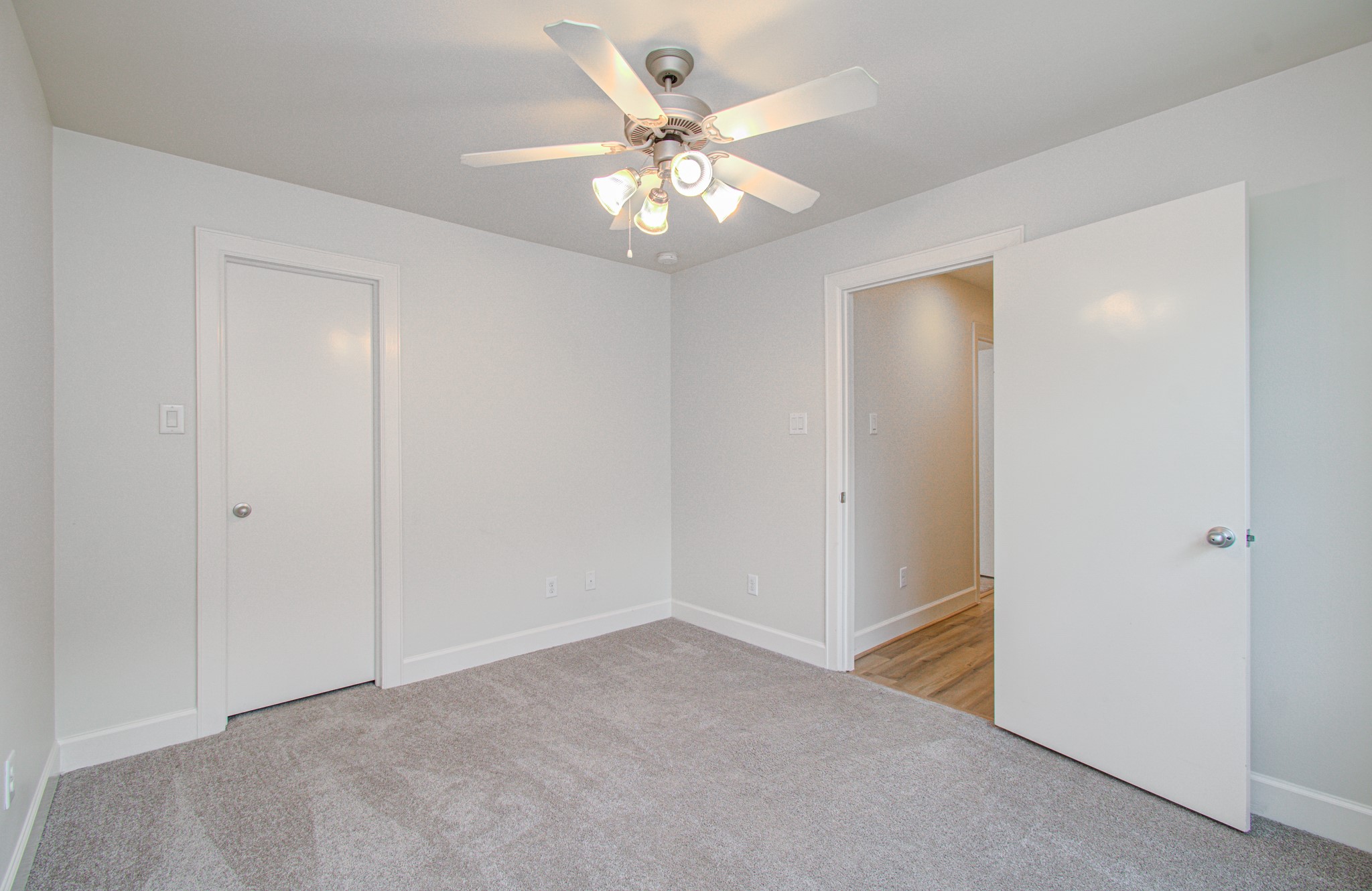 624 East 39th Street Houston, TX 77022 - Photo 29 of 37 an empty room and chandelier fan