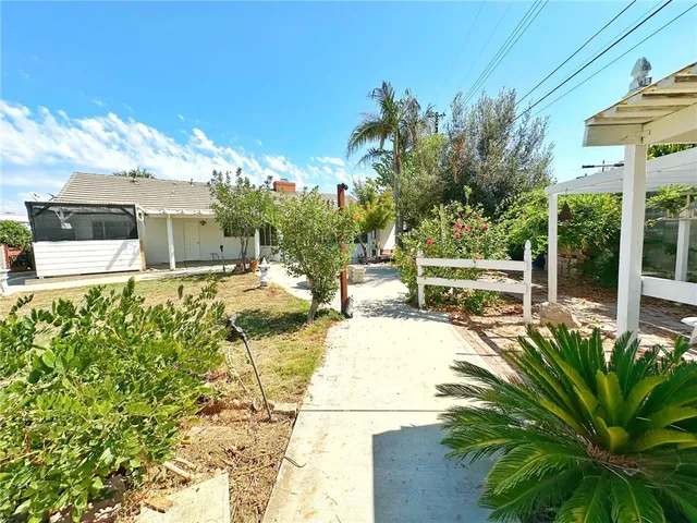 a view of a house with backyard