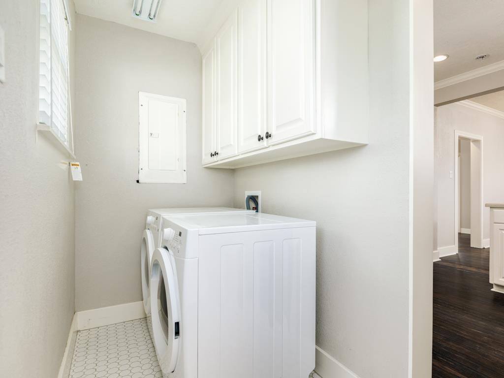 4528 Avenue R 1/2 Galveston, TX 77551 - Photo 22 of 22 a utility room with dryer and washer