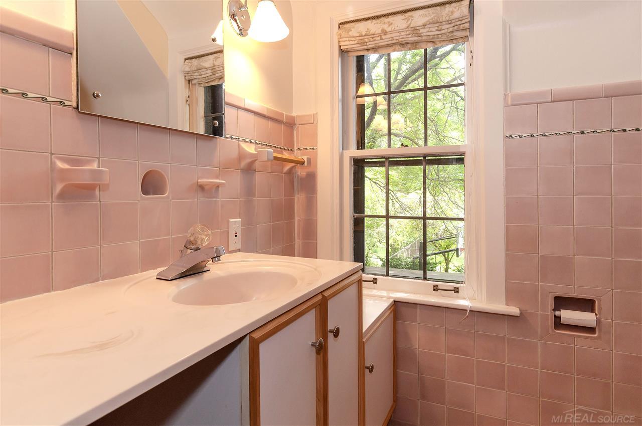 1387 Bishop Road Grosse Pointe, MI 48230 - Photo 31 of 40 31351789-30.JPG