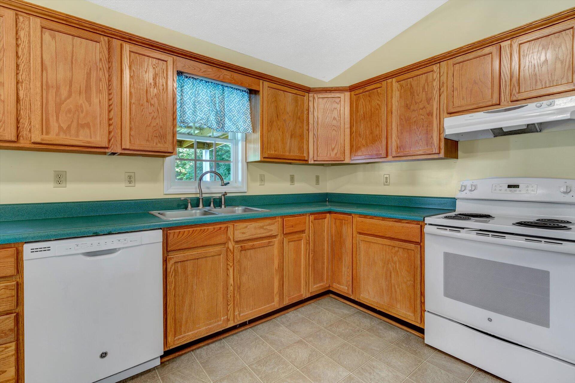 5925 Scruggs Road Moneta, VA 24121 - Photo 11 of 26 11-101920210055