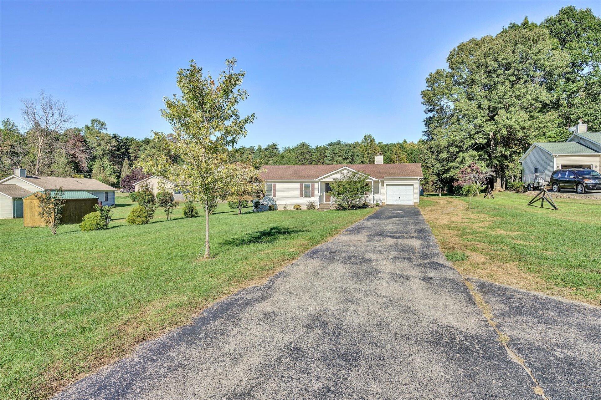 5925 Scruggs Road Moneta, VA 24121 - Photo 3 of 26 03-101920210073