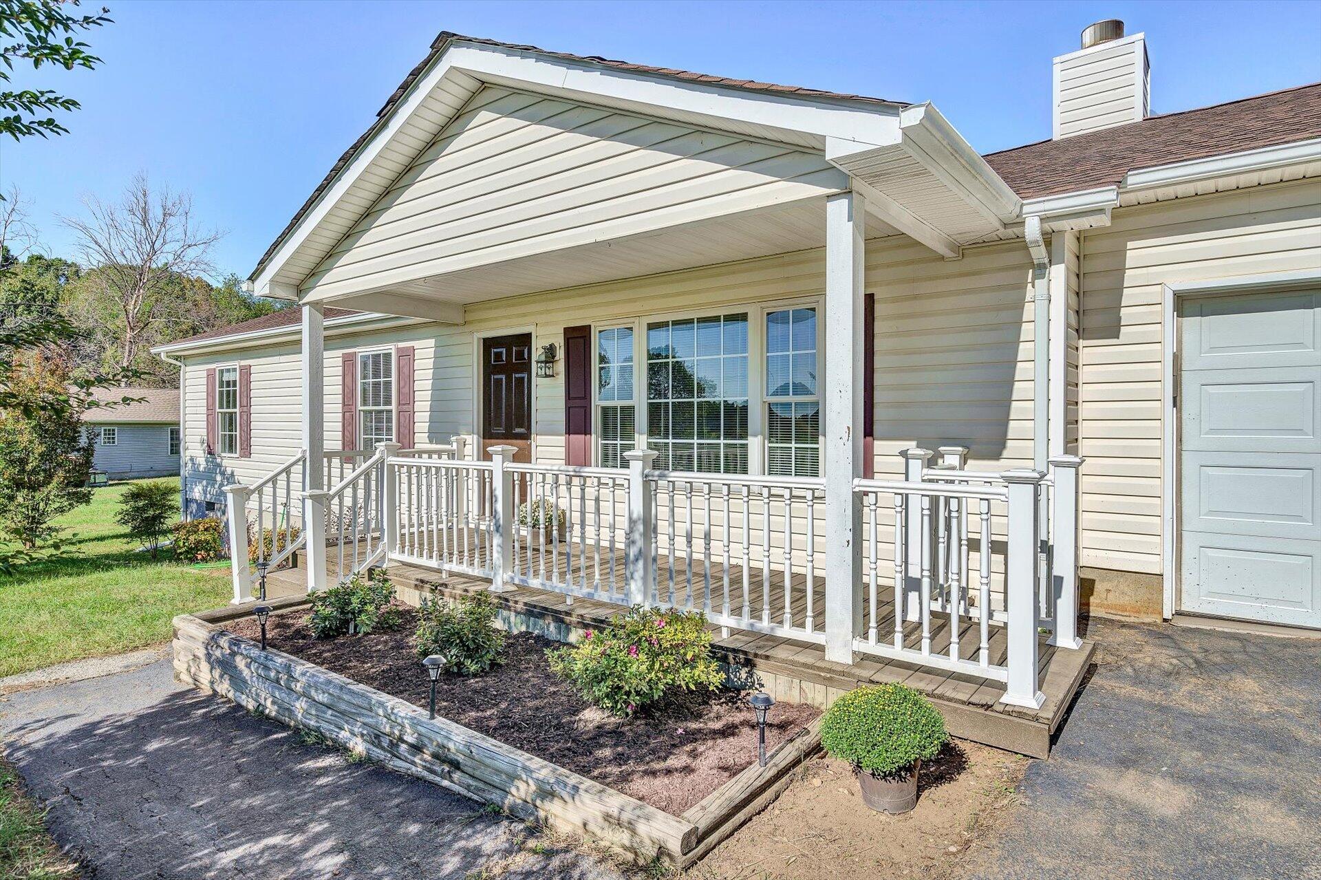 5925 Scruggs Road Moneta, VA 24121 - Photo 4 of 26 04-101920210048