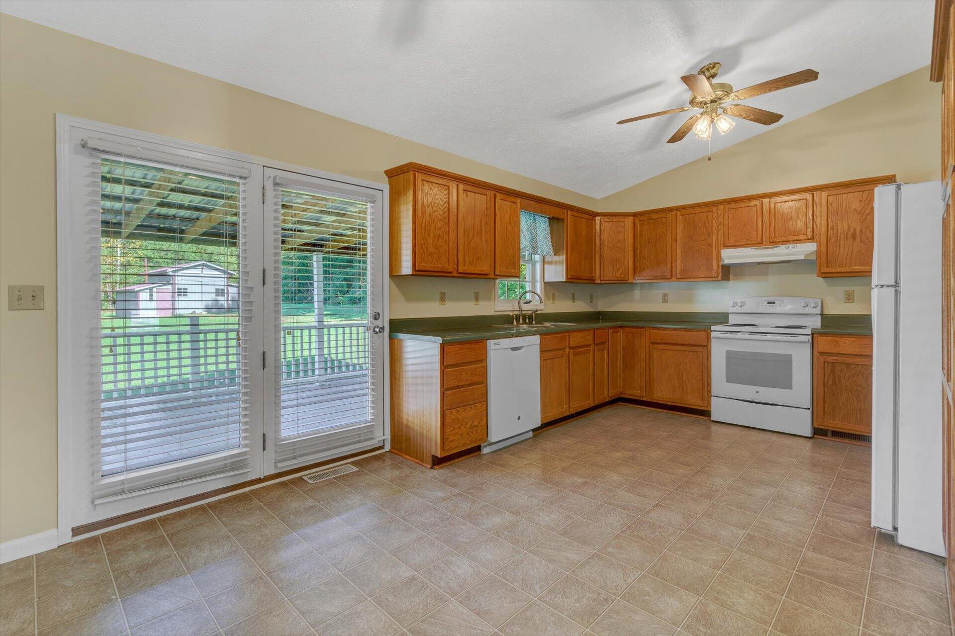 5925 Scruggs Road Moneta, VA 24121 - Photo 9 of 26 09-101920210053