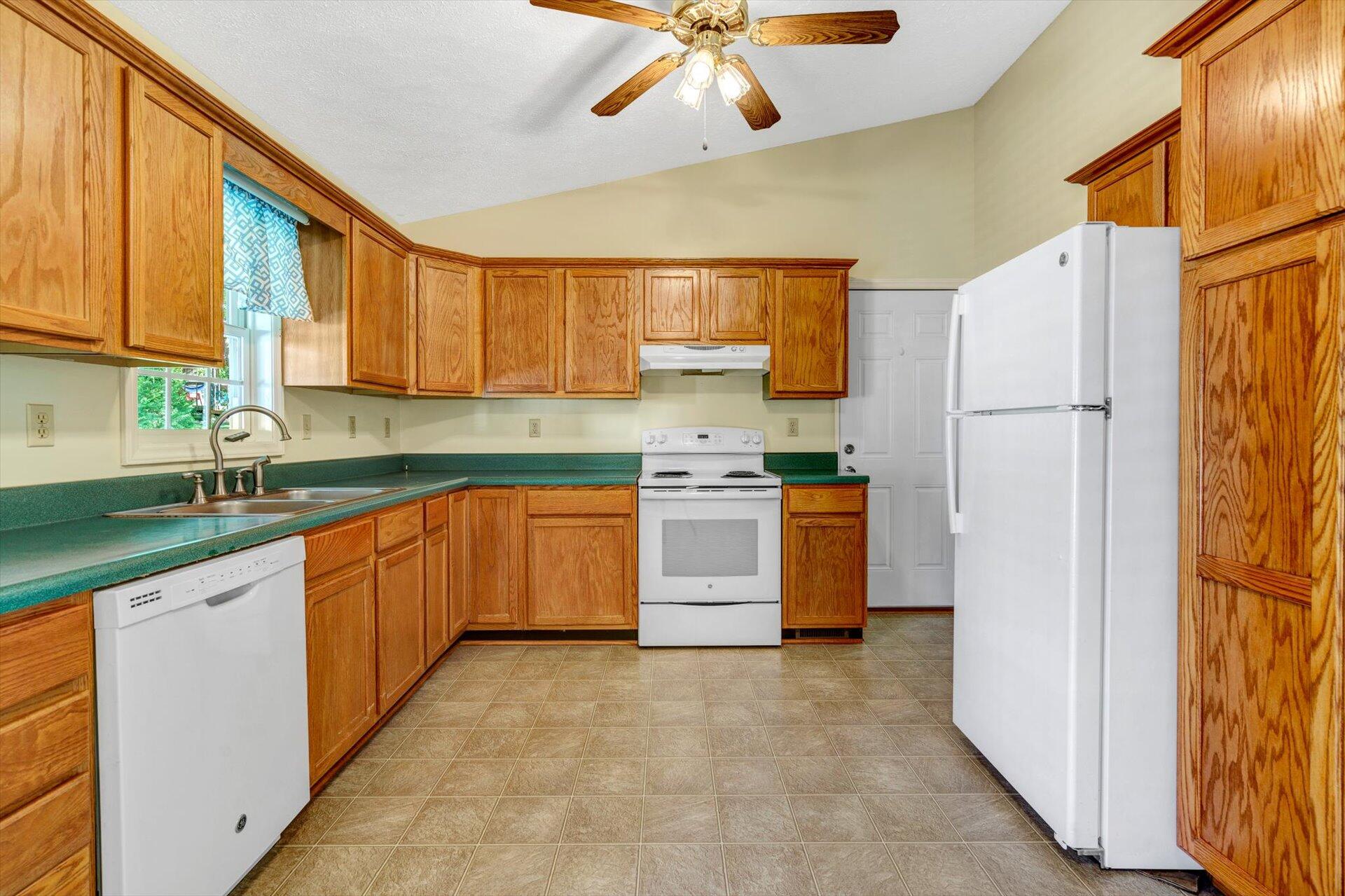 5925 Scruggs Road Moneta, VA 24121 - Photo 10 of 26 10-101920210054