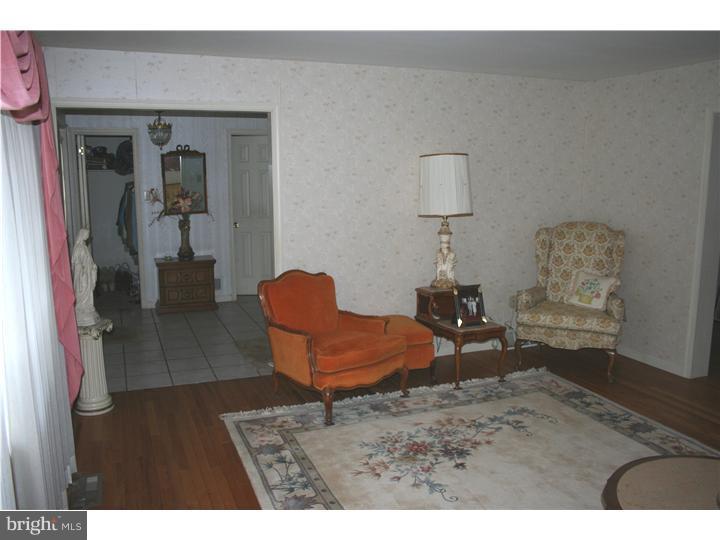 6930 Greenhill Road Philadelphia, PA 19151 - Photo 6 of 21 Living Room