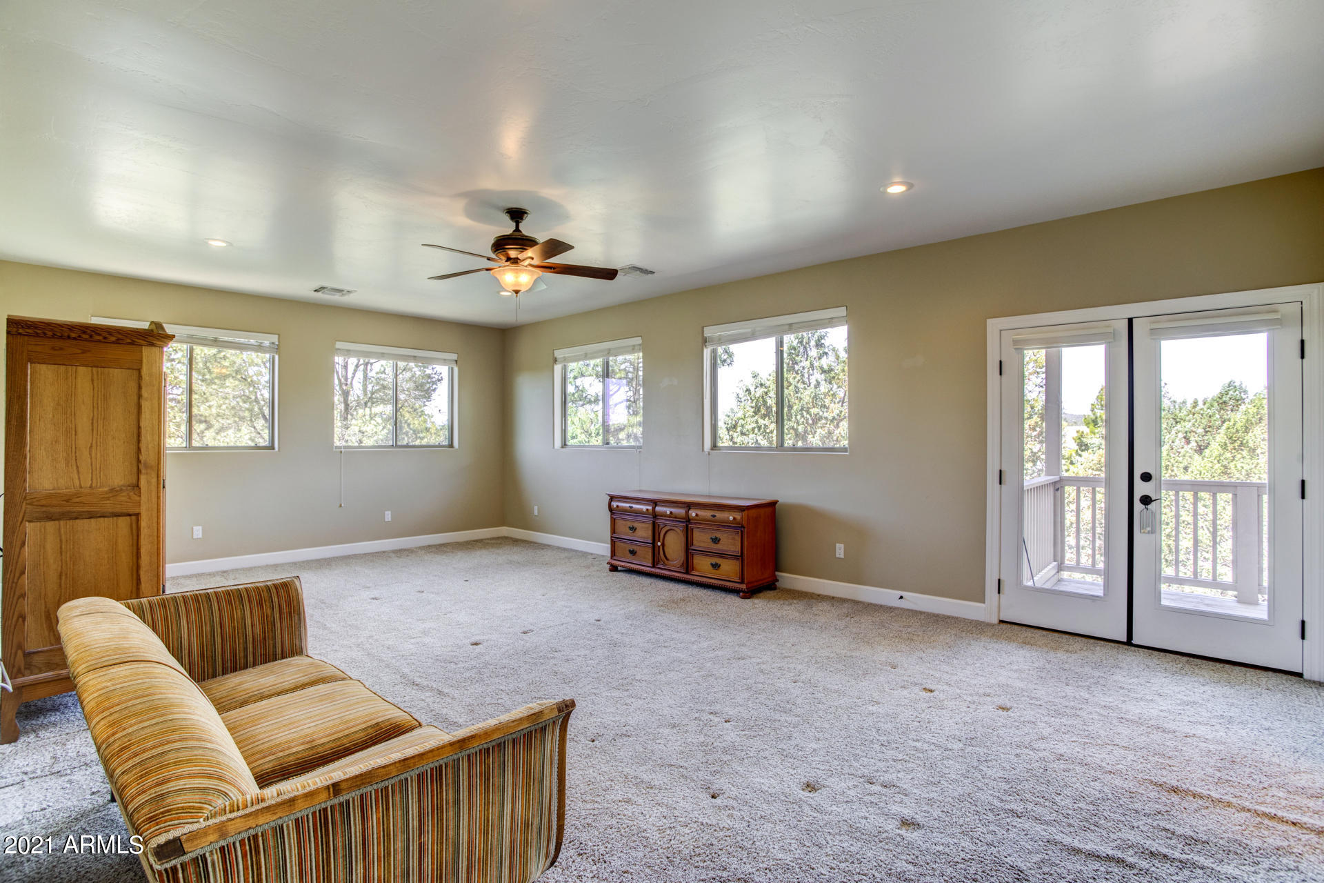 604 North Oak Ridge Road Payson, AZ 85541 - Photo 39 of 55 a living room with furniture and a large window