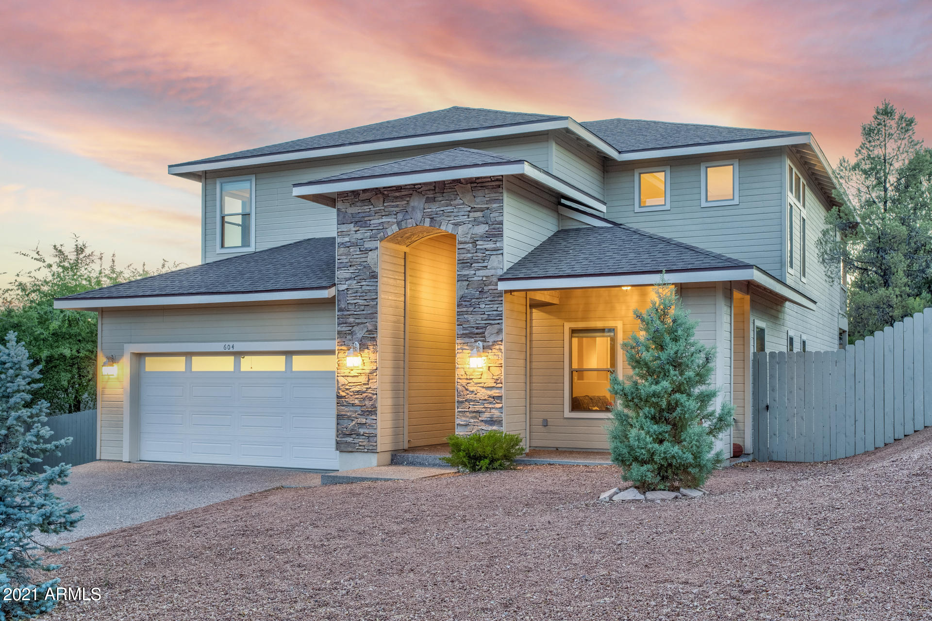 604 North Oak Ridge Road Payson, AZ 85541 - Photo 4 of 55 a front view of a house with garden