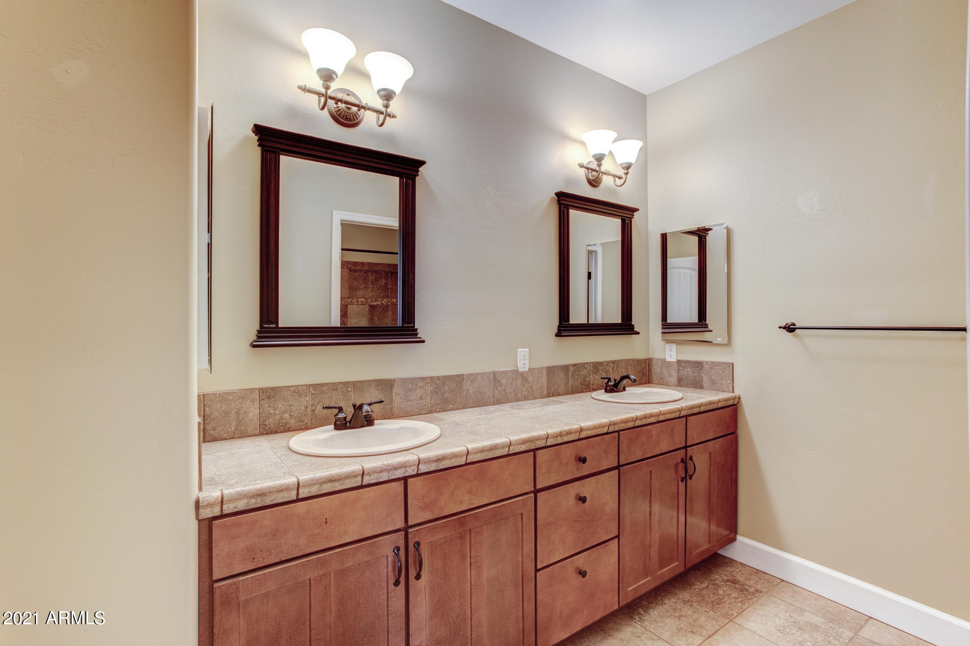 604 North Oak Ridge Road Payson, AZ 85541 - Photo 48 of 55 a bathroom with a double vanity sink and a mirror