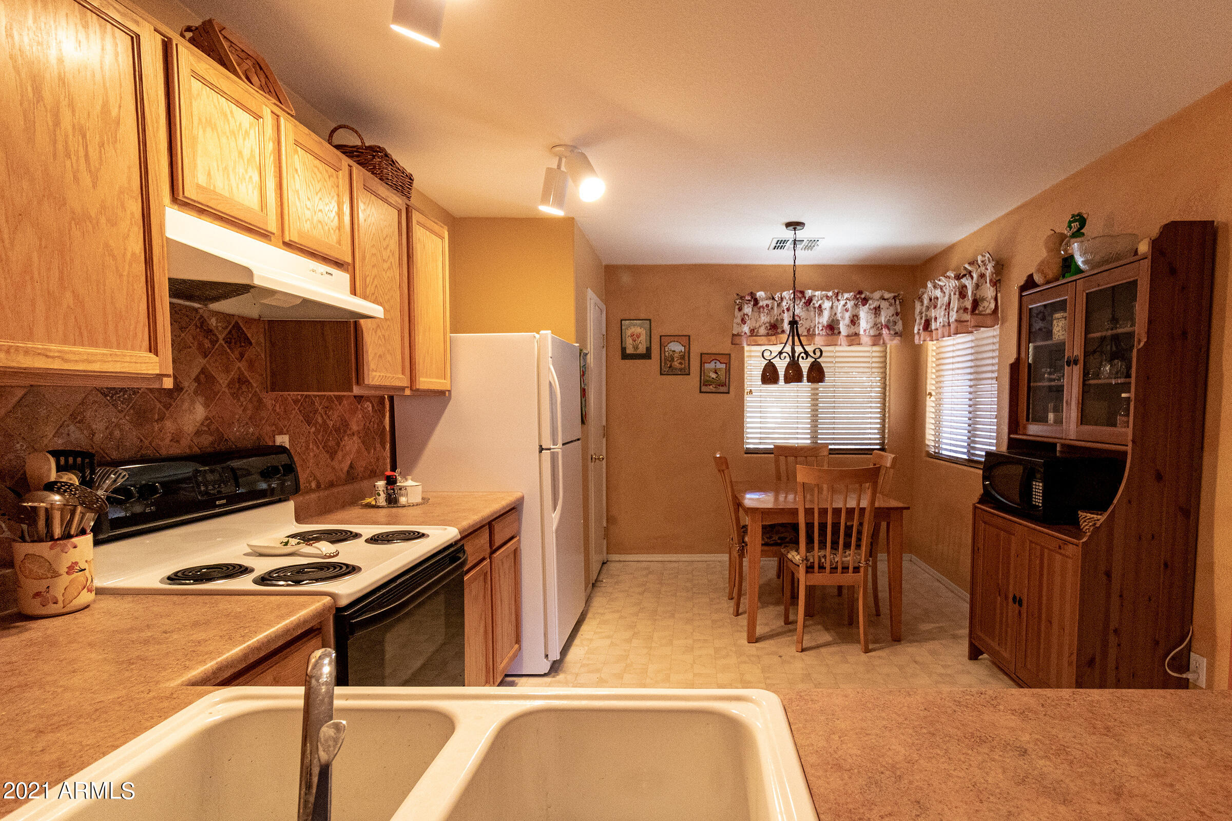 10437 East Butte Street Apache Junction, AZ 85120 - Photo 6 of 25 6 Kitchen V1