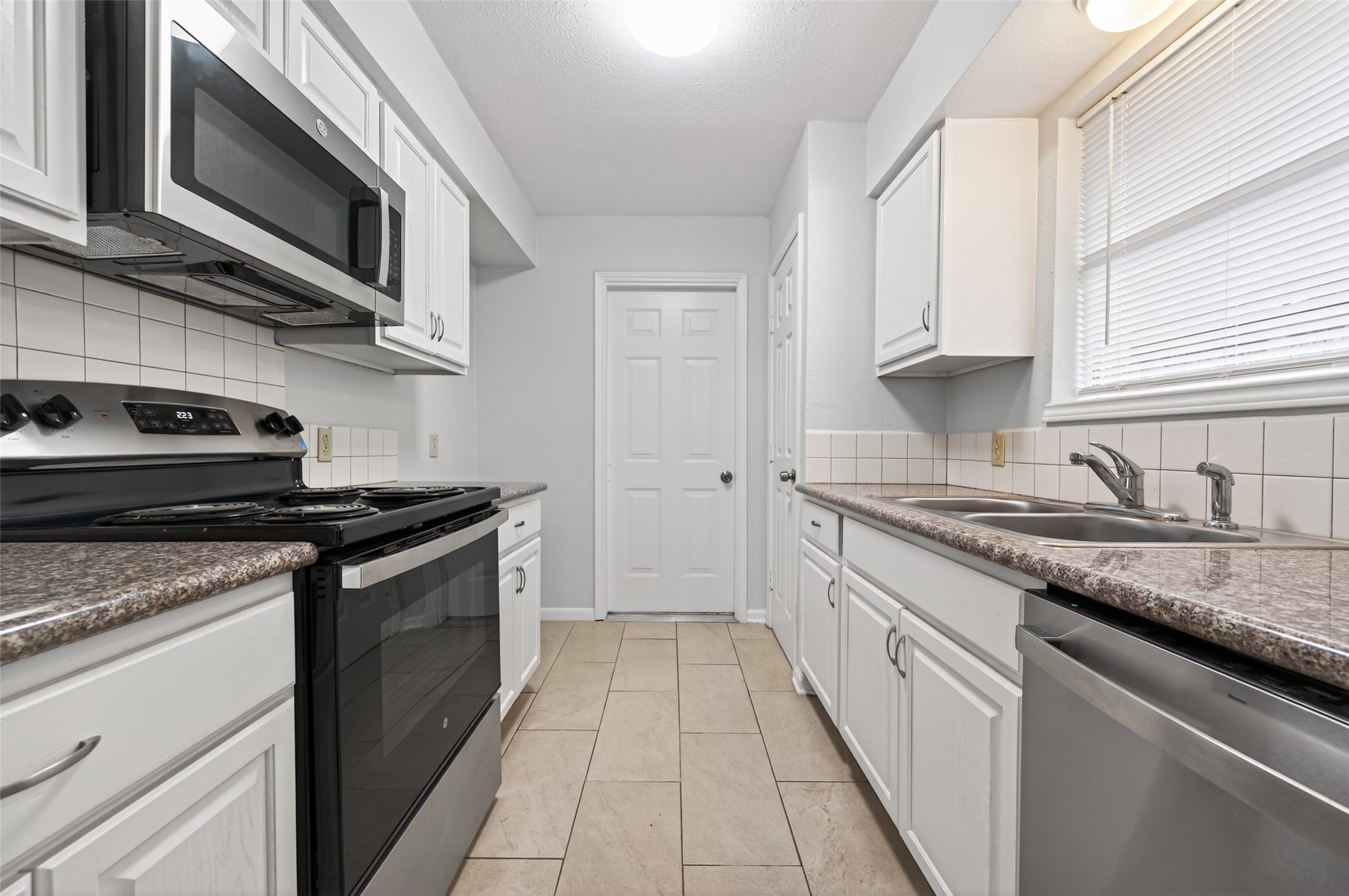 2103 Briar Ridge Drive Rosenberg, TX 77471 - Photo 6 of 20 Updated kitchen includes recent stainless / black appliances