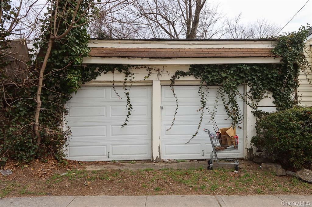 100 Steamboat Road Great Neck, NY 11024 - Photo 7 of 8 a view of a entrance gate of the house