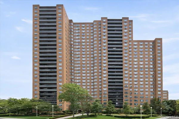 $2,495 | 70-25 Yellowstone Boulevard, Unit 2W | Forest Hills