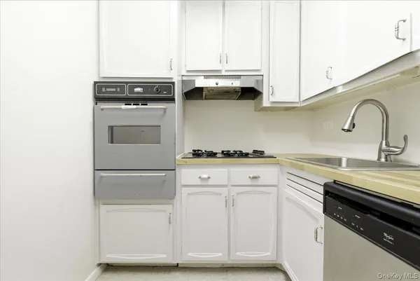 $2,495 | 70-25 Yellowstone Boulevard, Unit 2W | Forest Hills