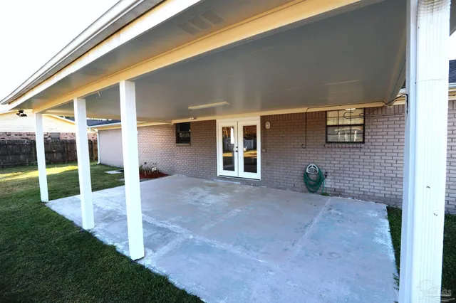 a view of an house with backyard and porch