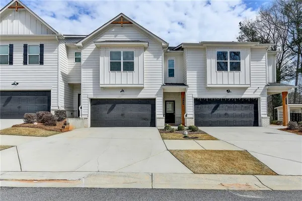 a view of a house with yard and front view of a house