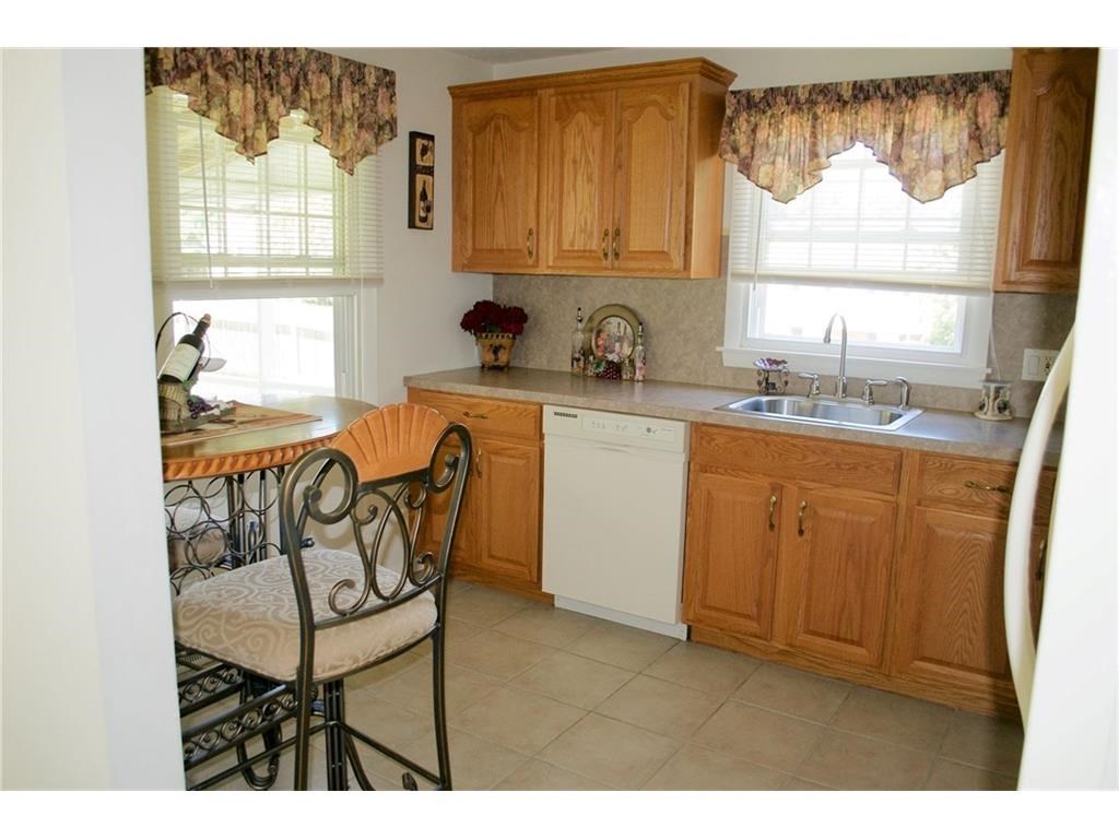 38 Carriage Road Cranston, RI 02920 - Photo 3 of 20 Gallery Image 3