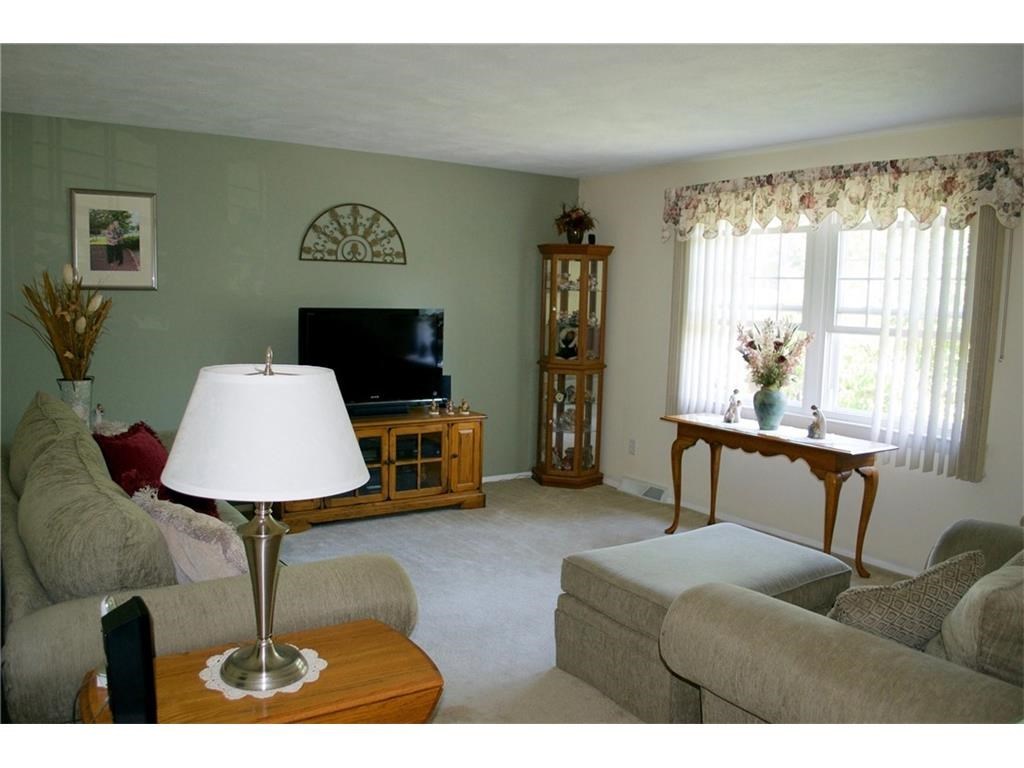 38 Carriage Road Cranston, RI 02920 - Photo 5 of 20 Gallery Image 5