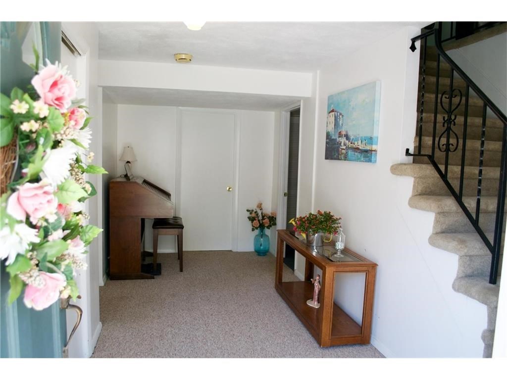38 Carriage Road Cranston, RI 02920 - Photo 6 of 20 Gallery Image 6
